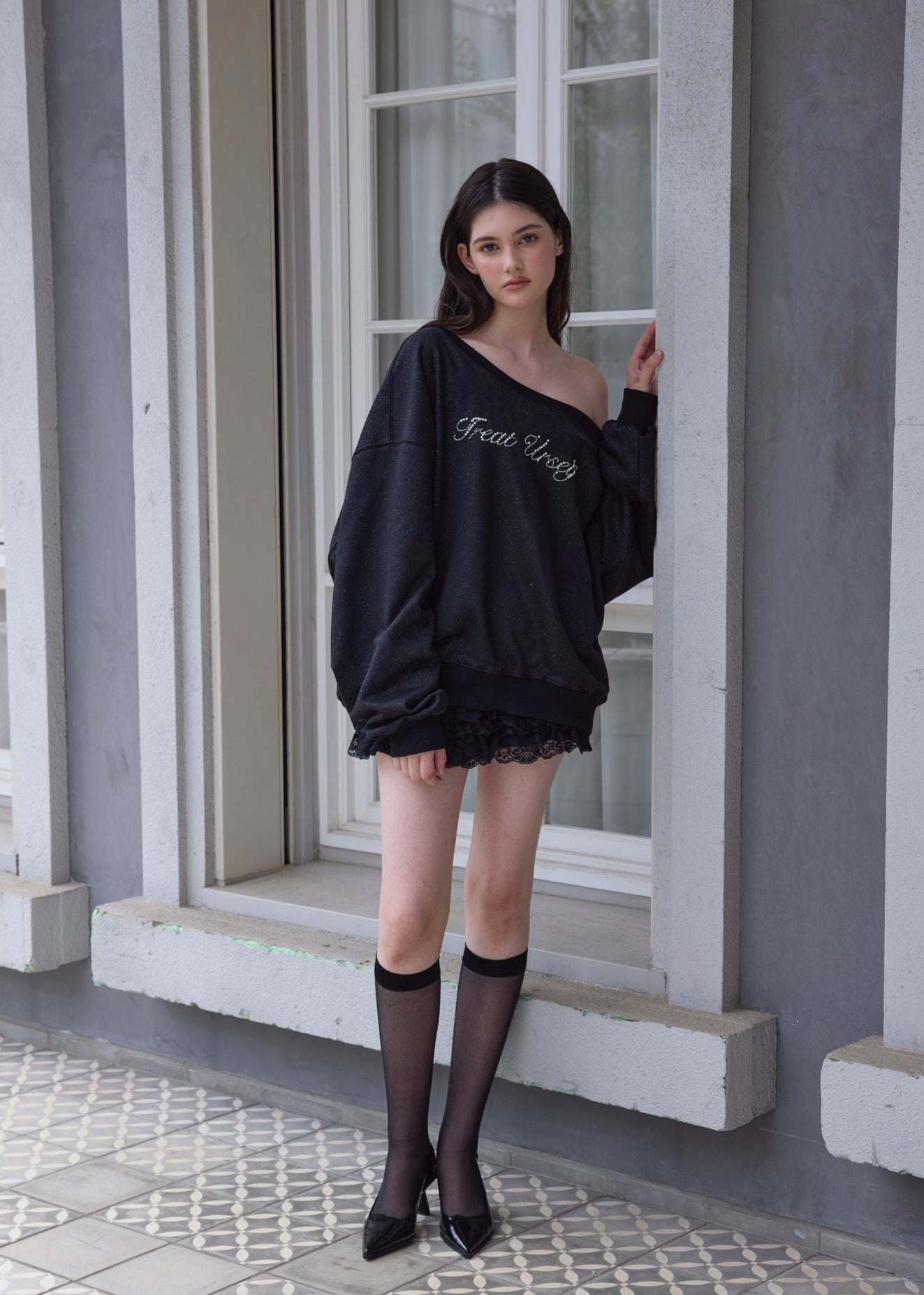 one shoulder pearl logo sweat