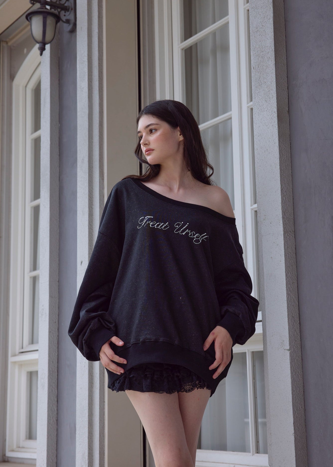 one shoulder pearl logo sweat
