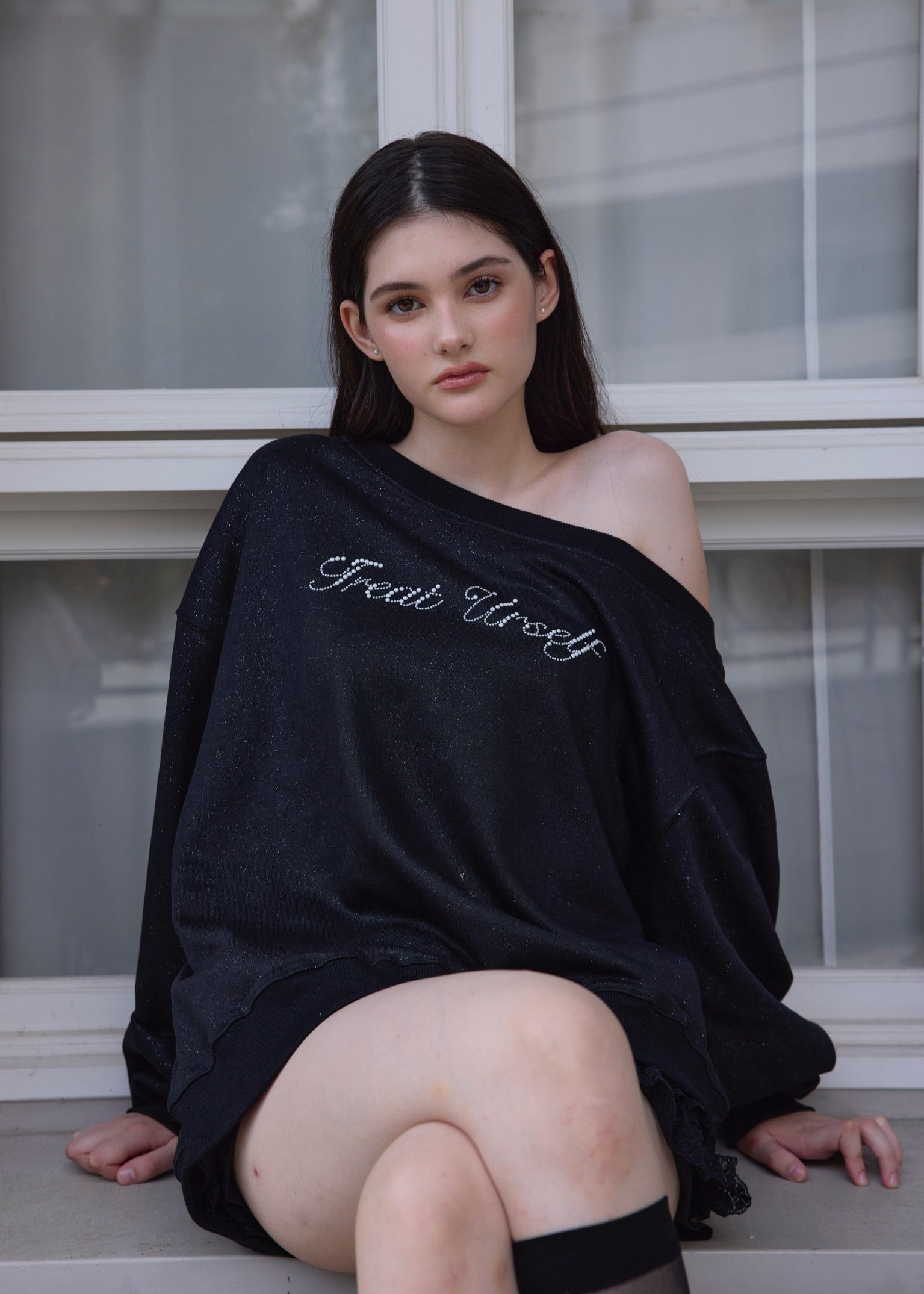 one shoulder pearl logo sweat