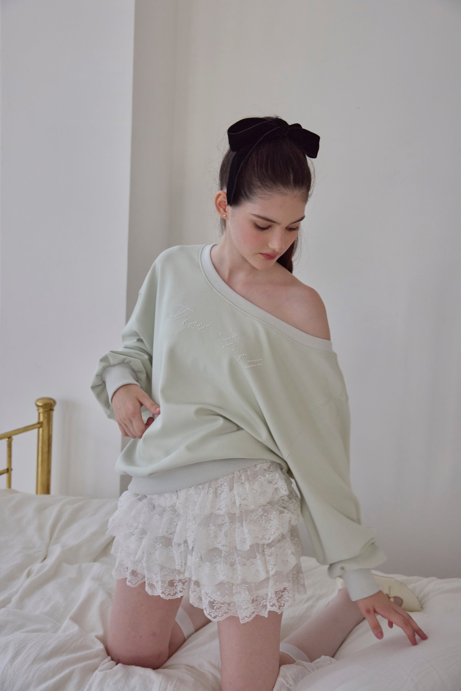 one shoulder pearl logo sweat