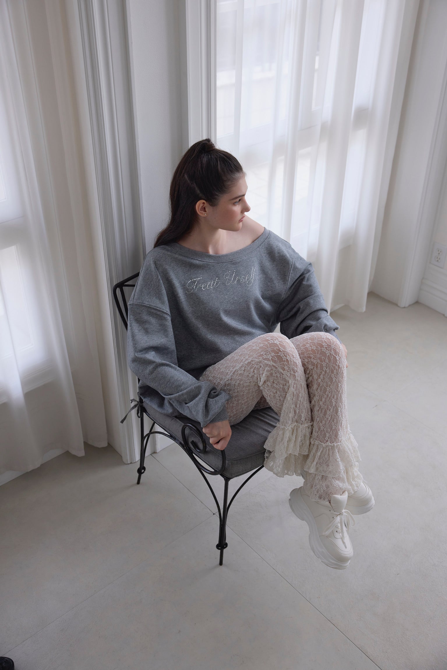 one shoulder pearl logo sweat