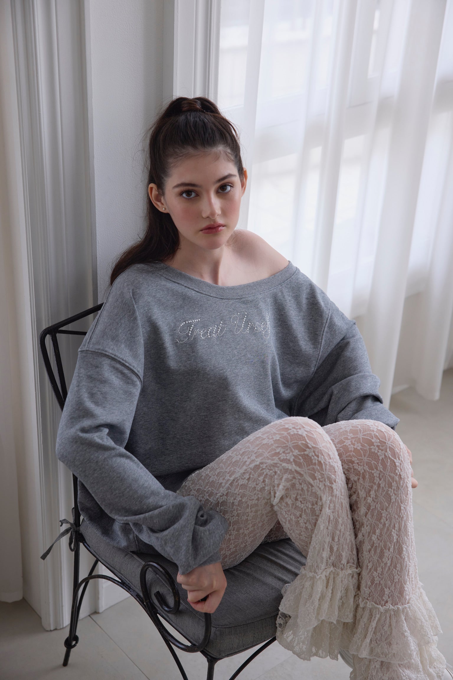 one shoulder pearl logo sweat