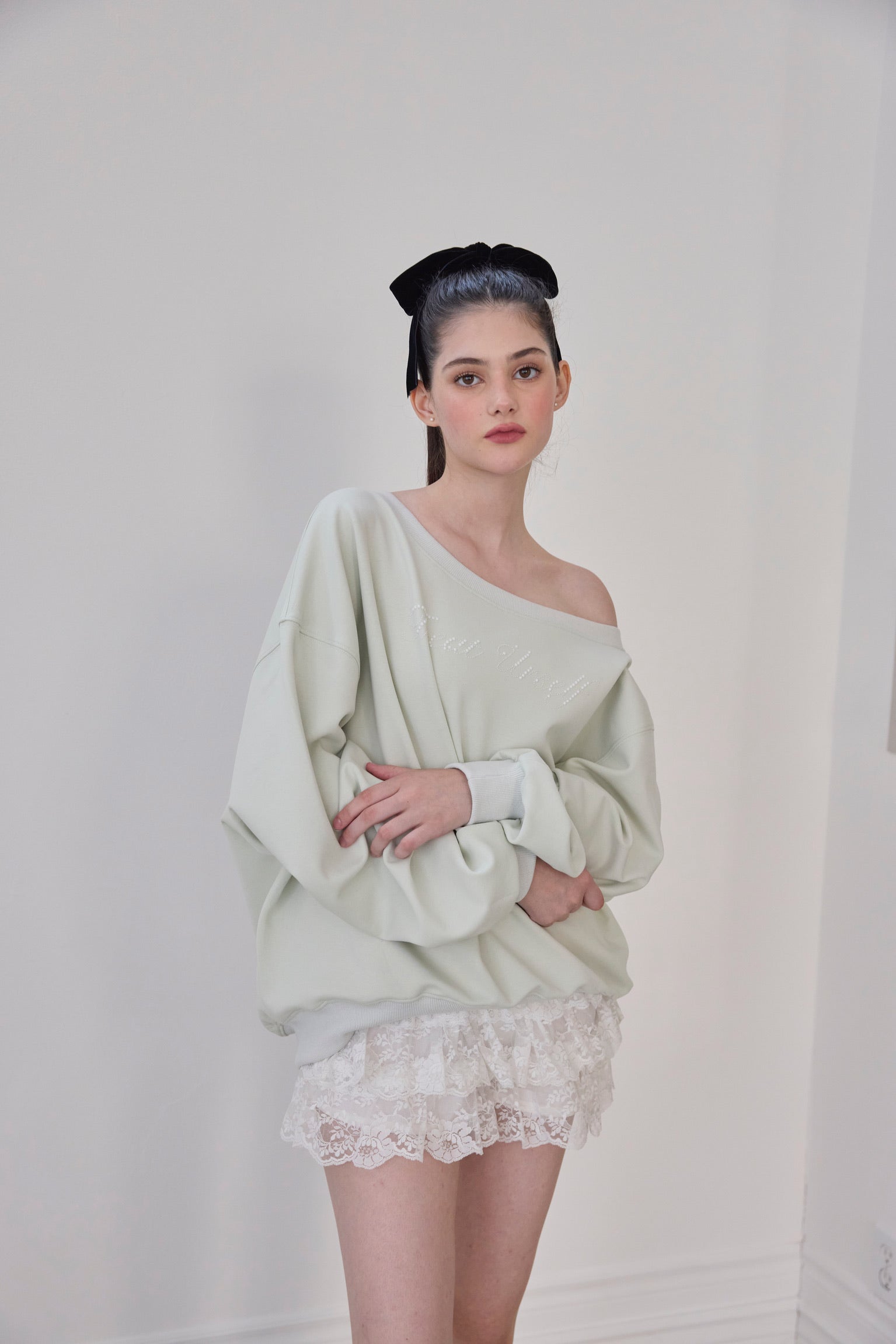one shoulder pearl logo sweat