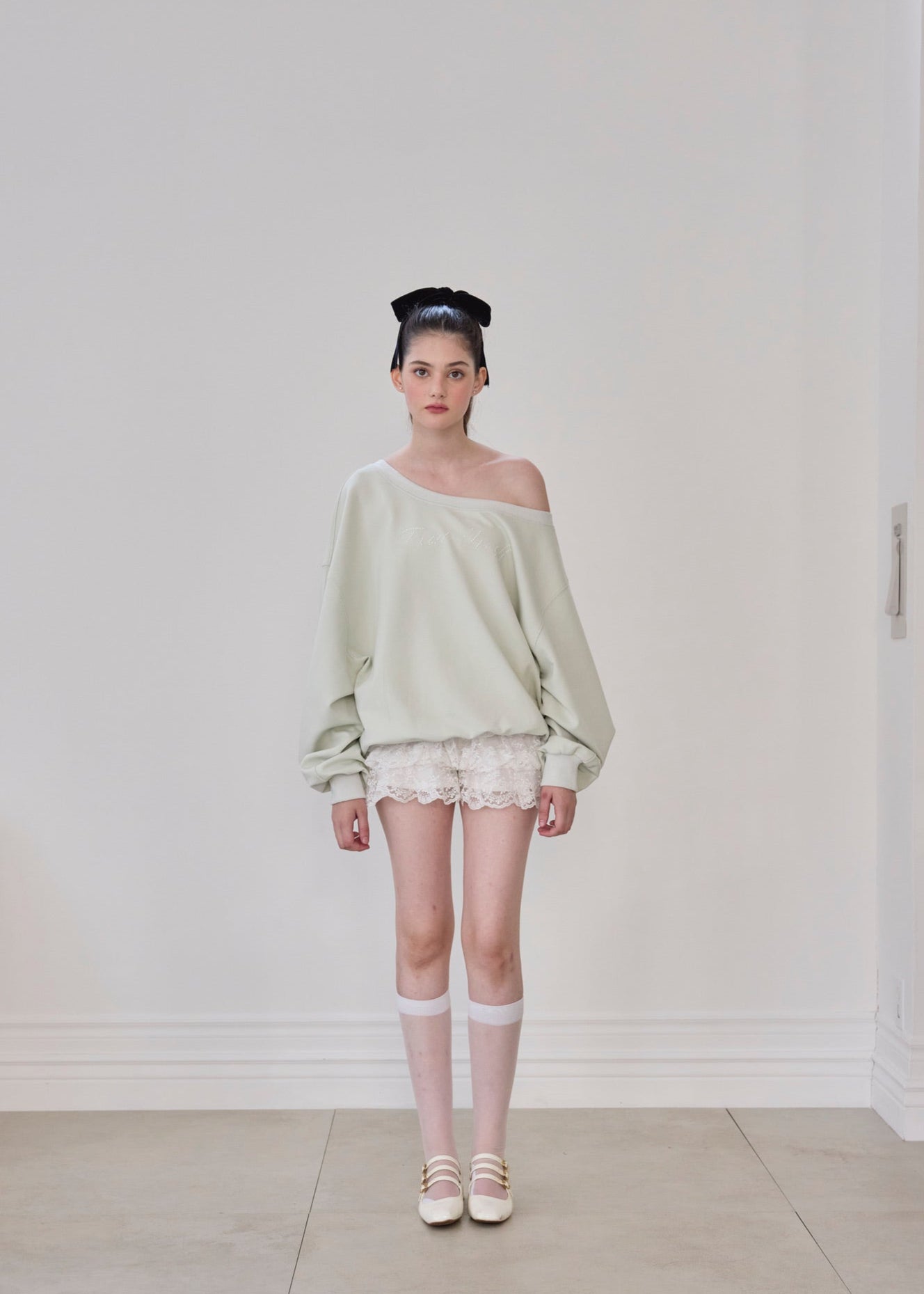 one shoulder pearl logo sweat