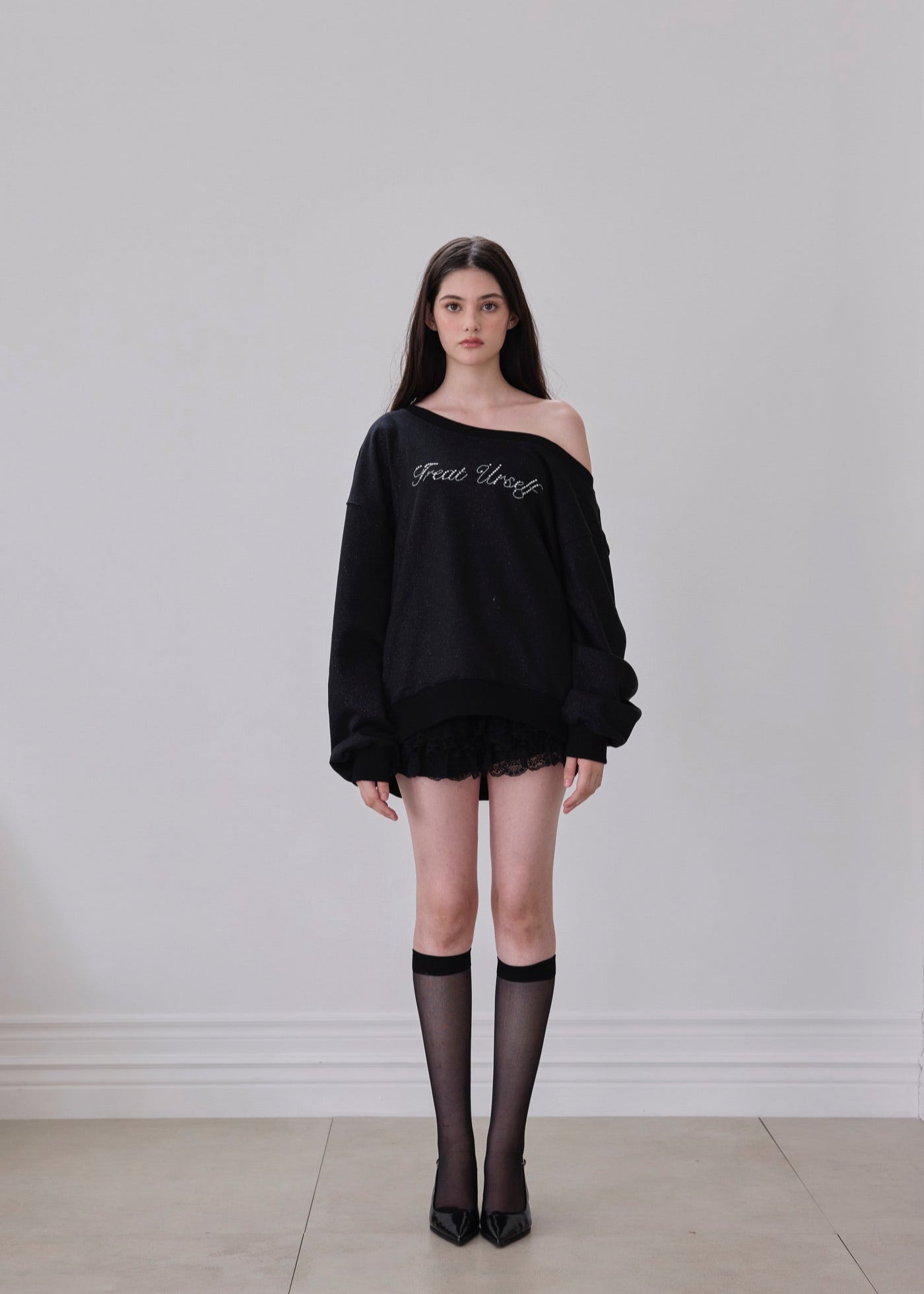 one shoulder pearl logo sweat