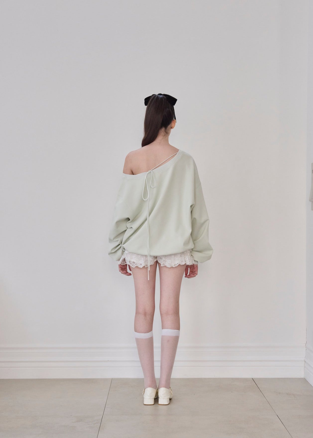 one shoulder pearl logo sweat