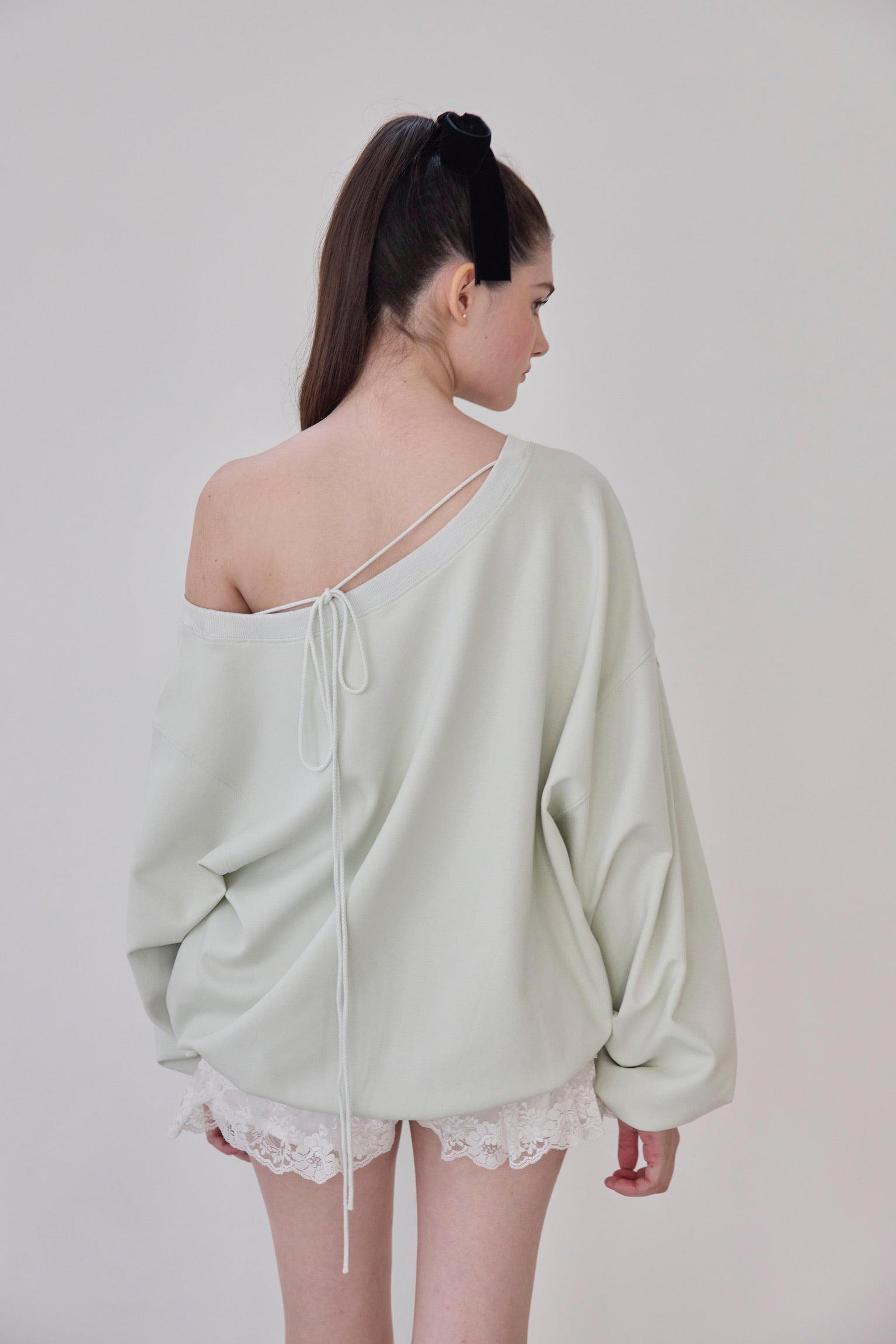 one shoulder pearl logo sweat