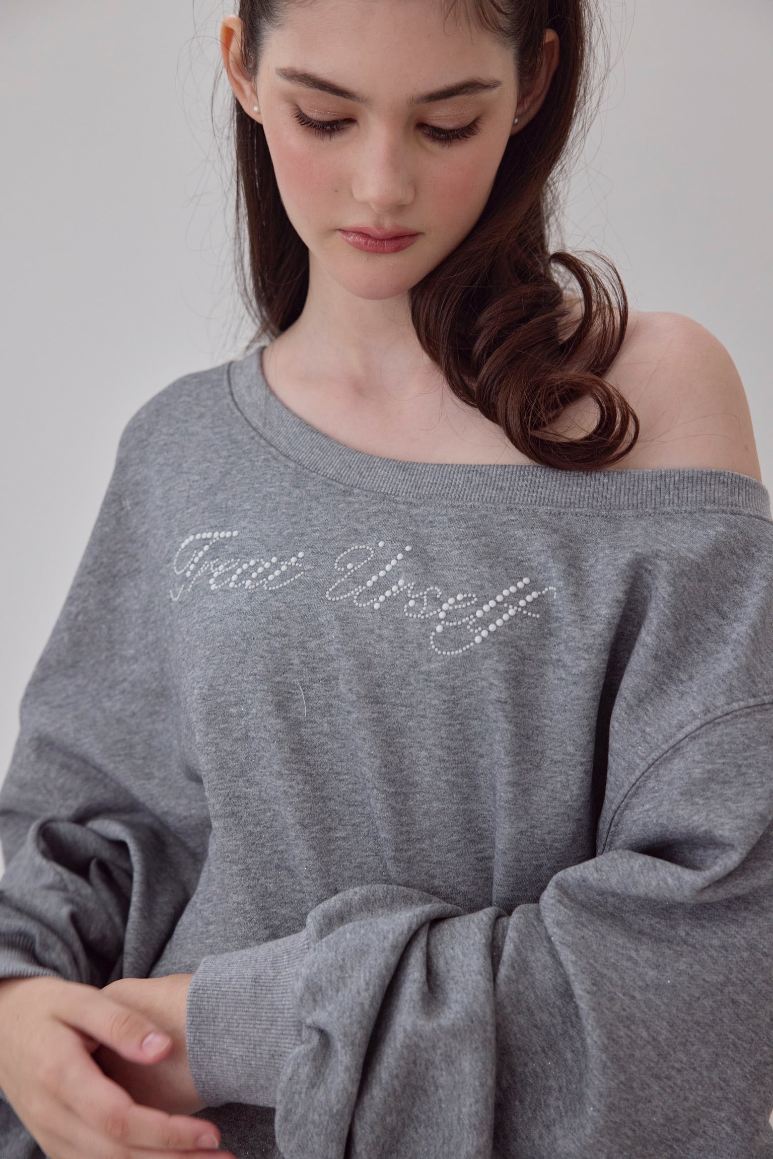 one shoulder pearl logo sweat