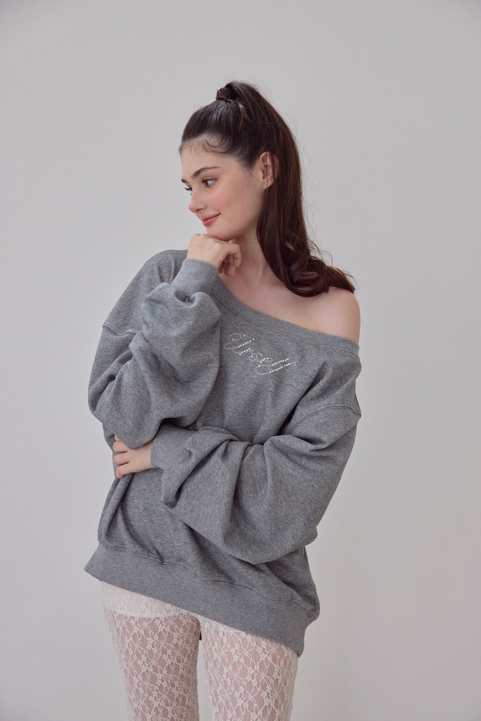 one shoulder pearl logo sweat