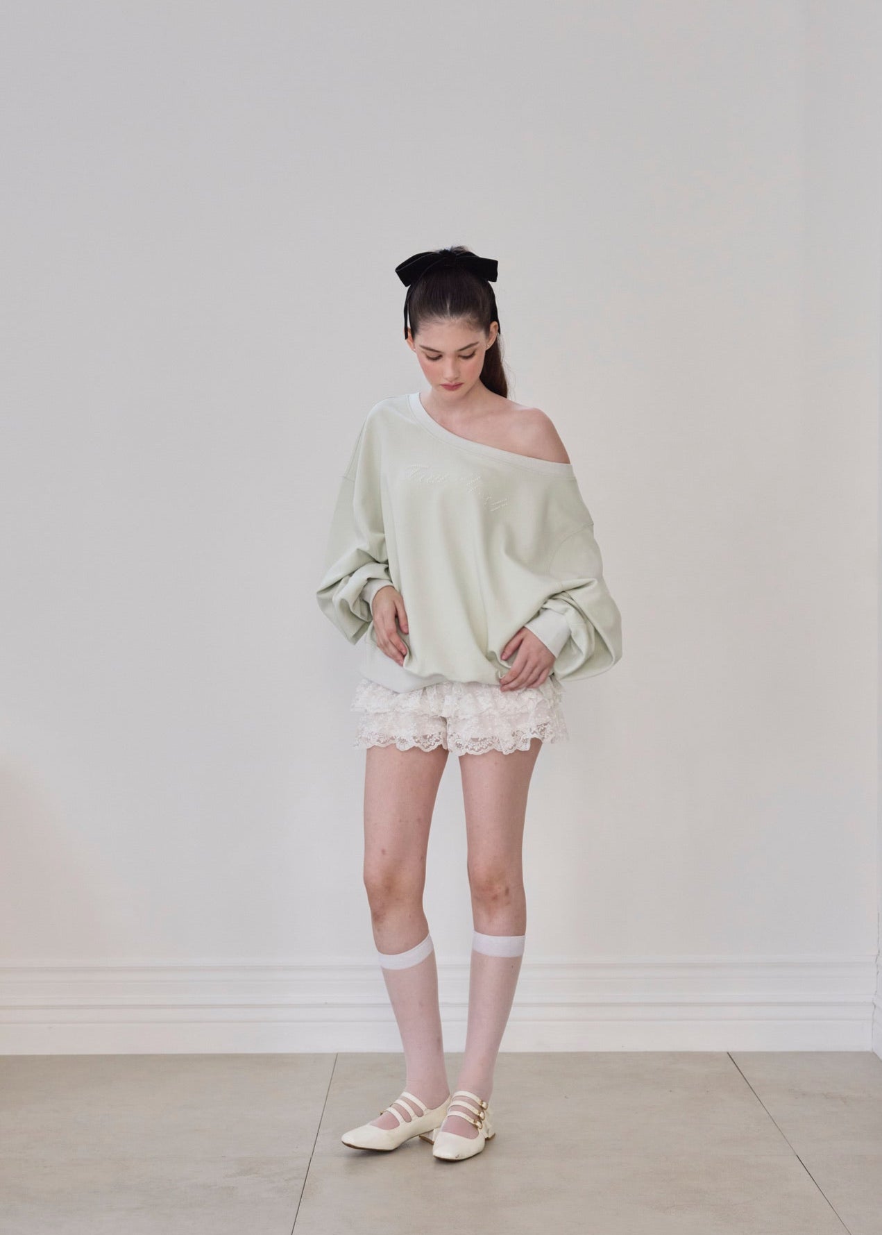 one shoulder pearl logo sweat