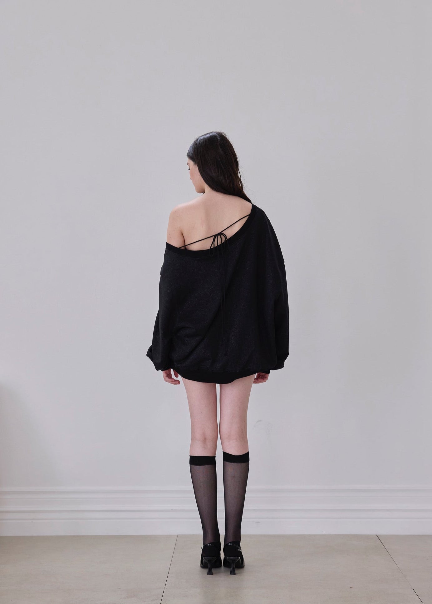 one shoulder pearl logo sweat