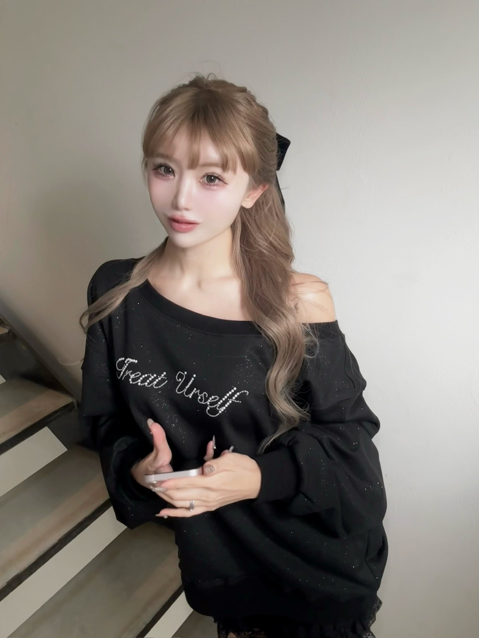 one shoulder pearl logo sweat