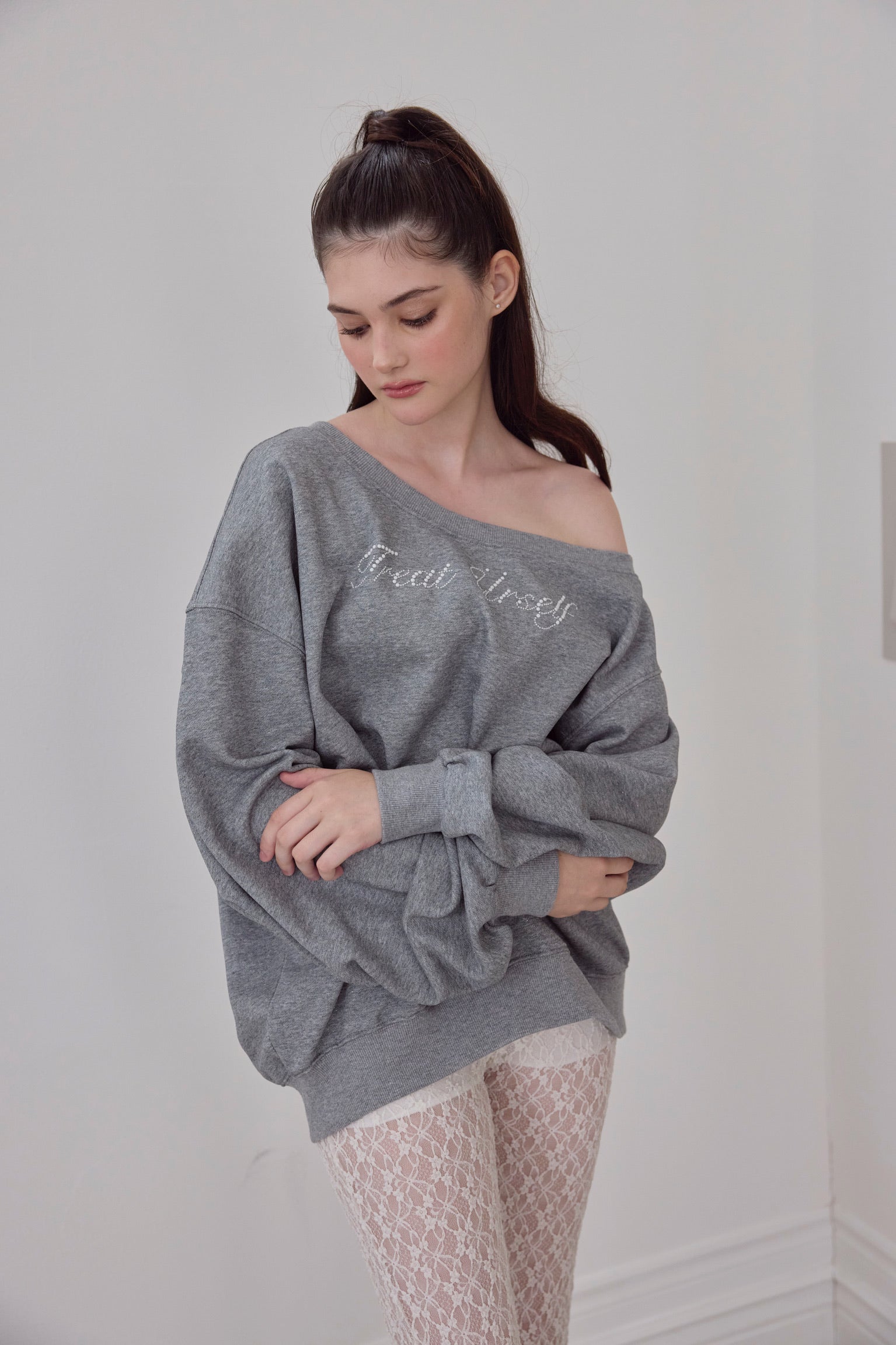 one shoulder pearl logo sweat