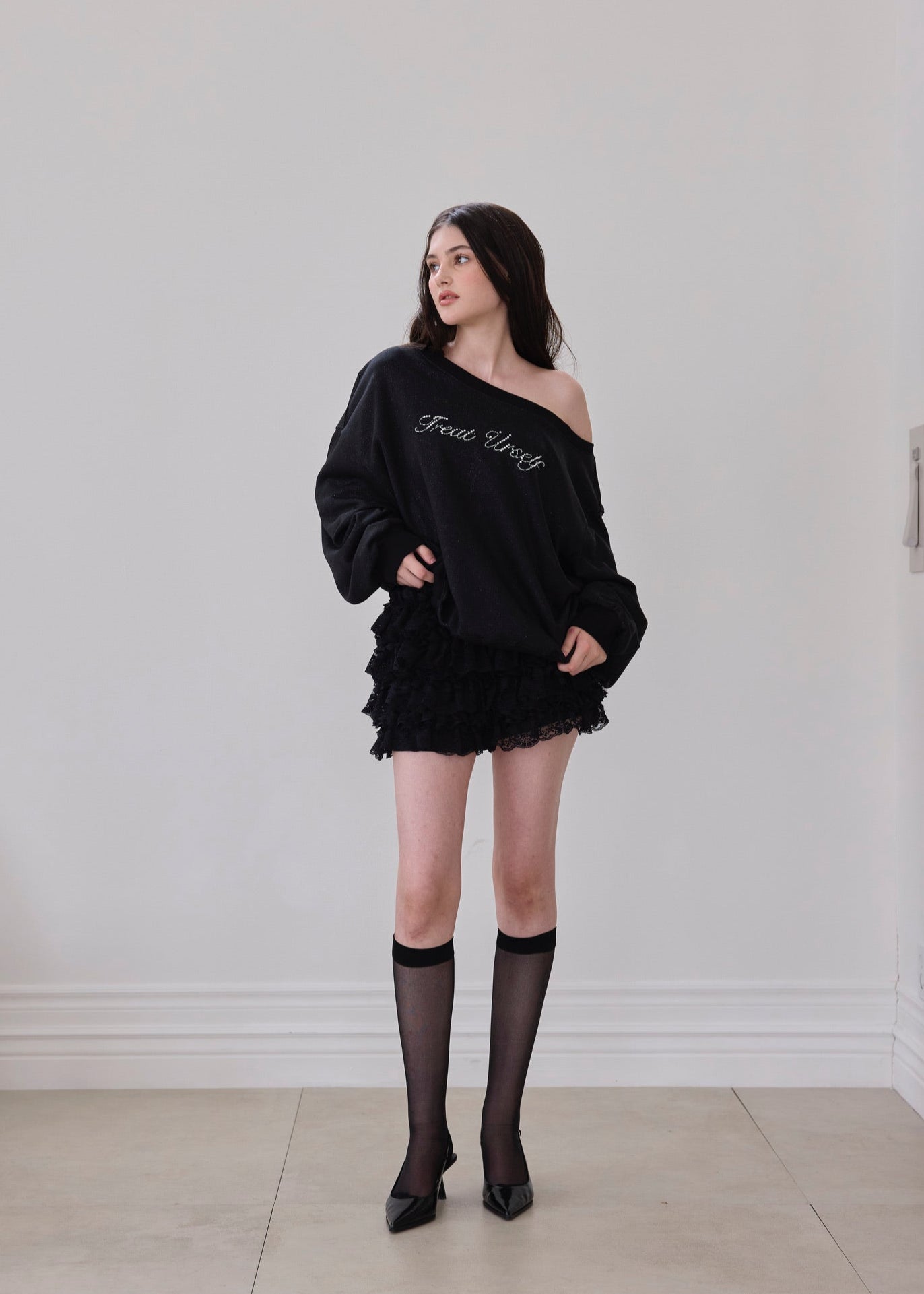 one shoulder pearl logo sweat