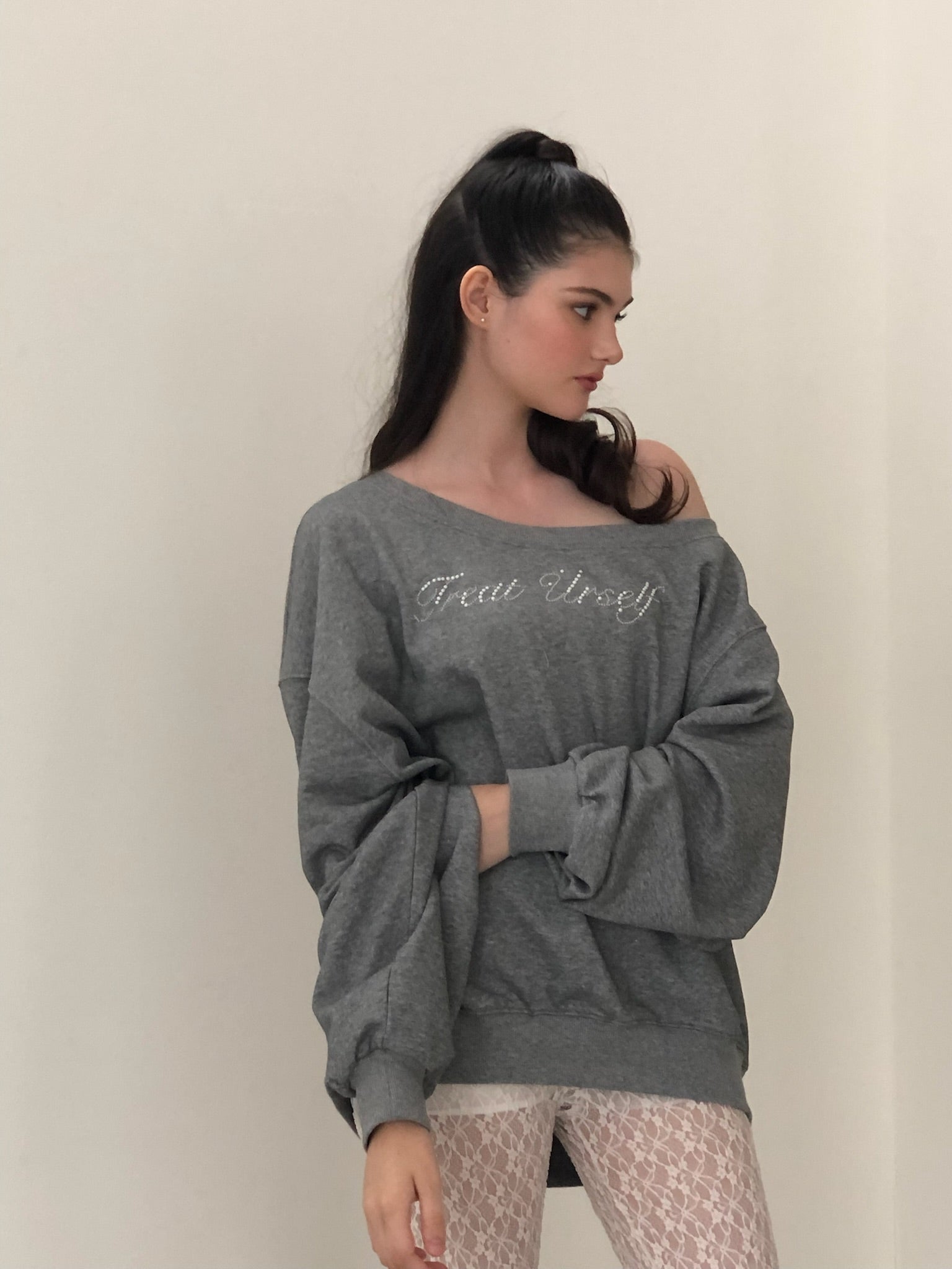 one shoulder pearl logo sweat