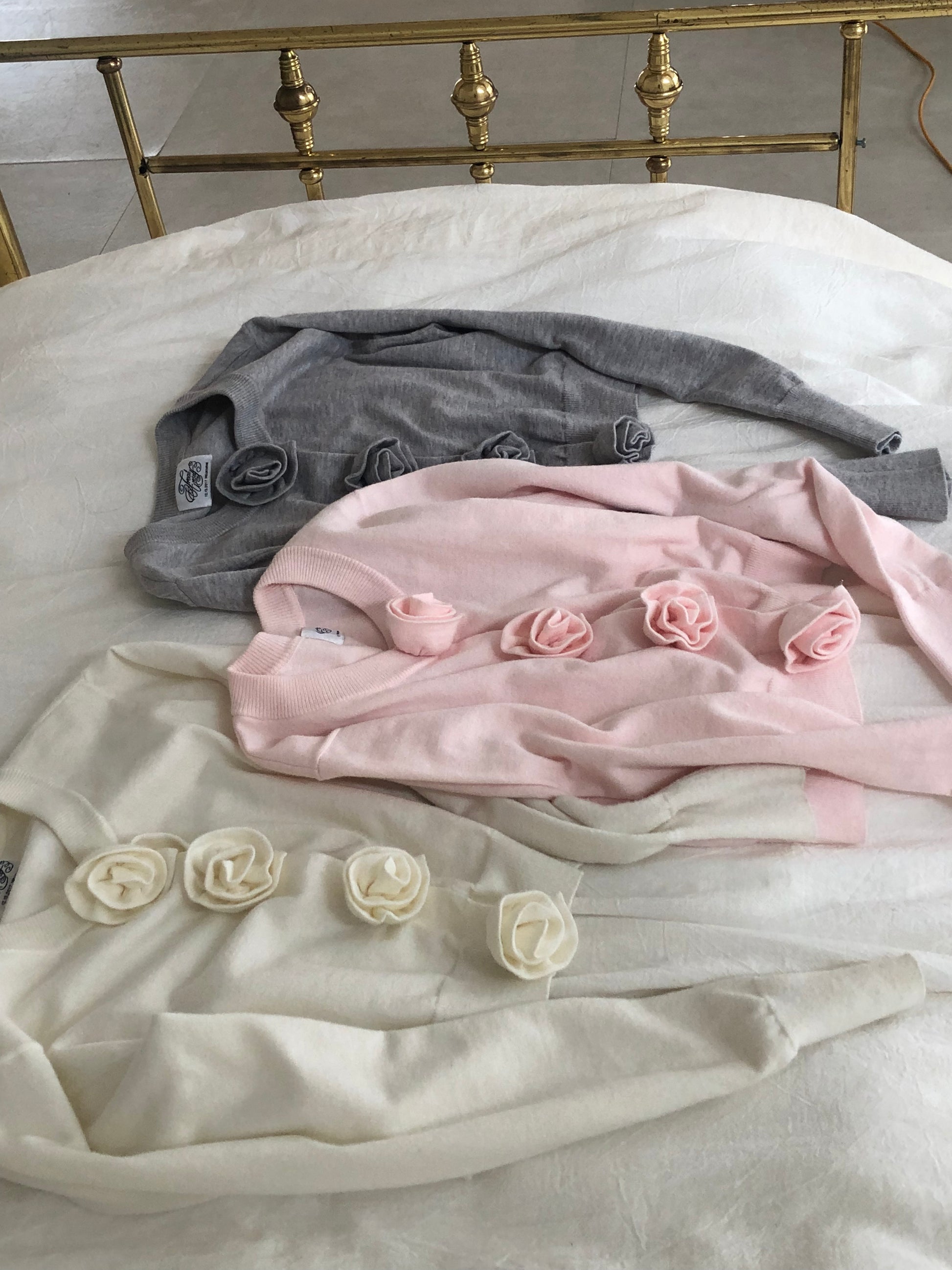 9月下旬〜10月上旬発送】Rose flower motif cardigan – Treat Ürself