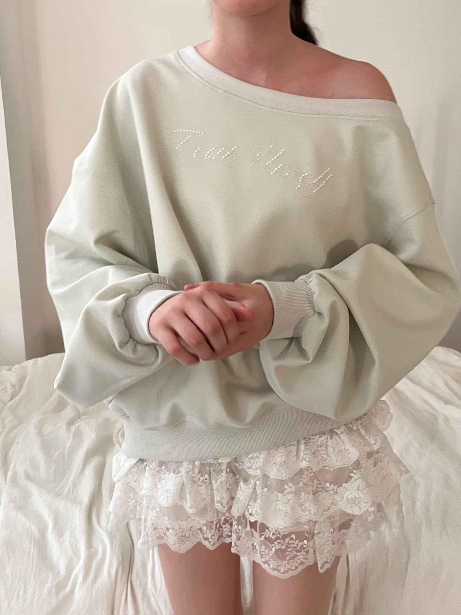 one shoulder pearl logo sweat
