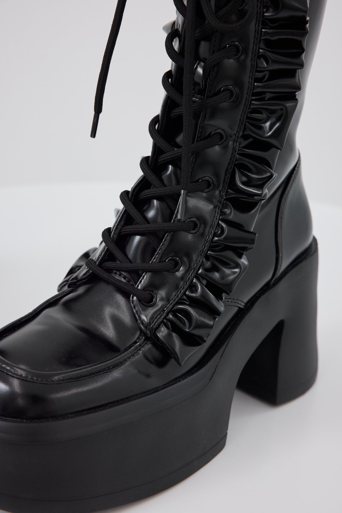 Frill lace up middle boots