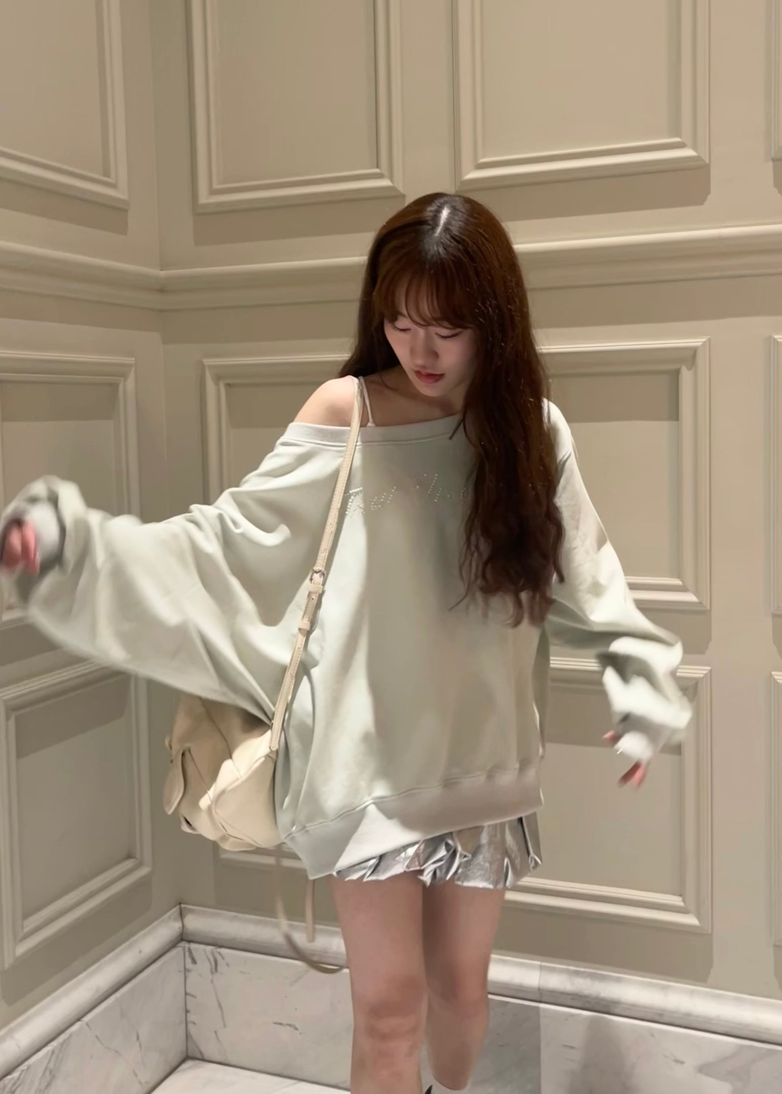 one shoulder pearl logo sweat