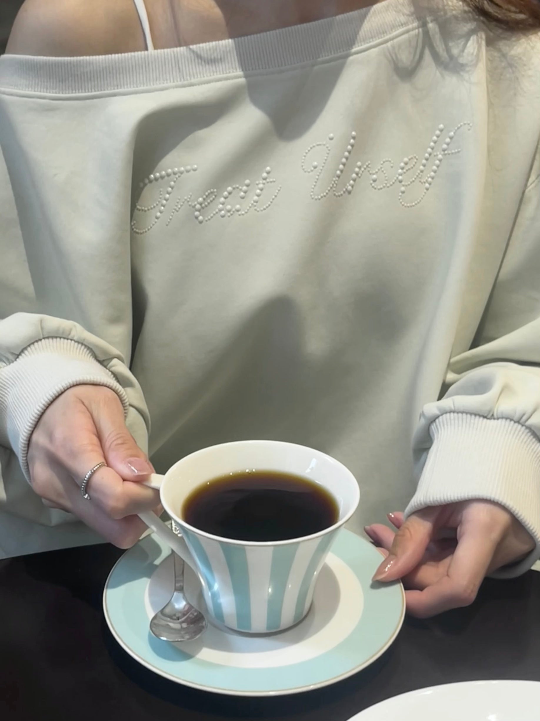 one shoulder pearl logo sweat