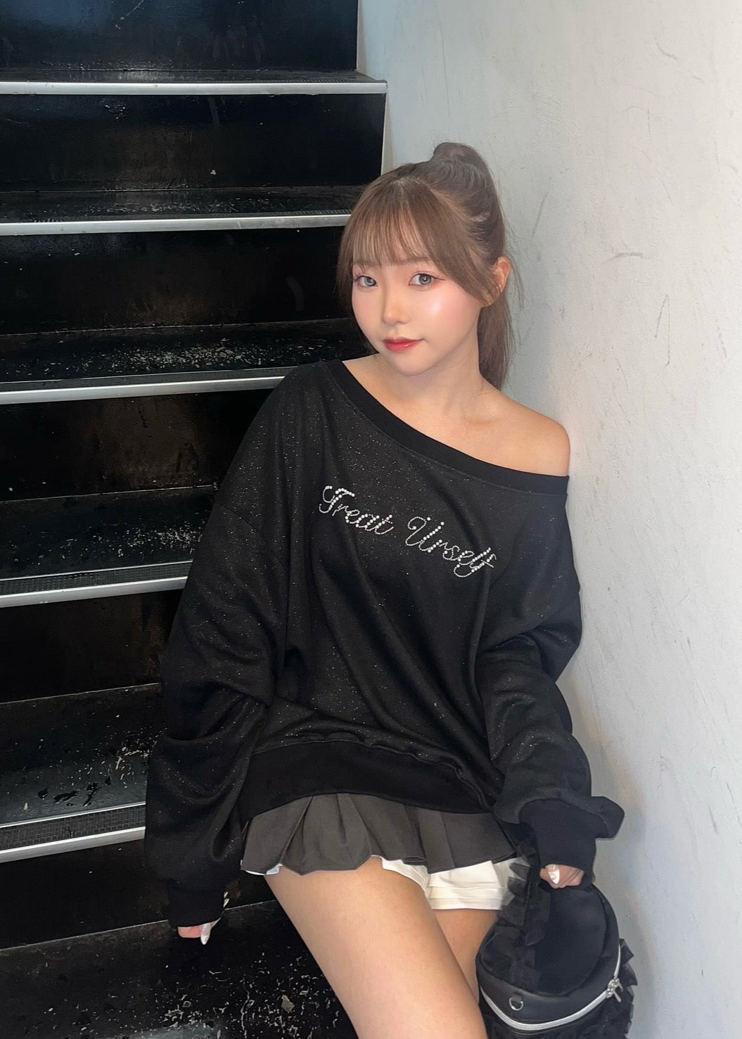 one shoulder pearl logo sweat