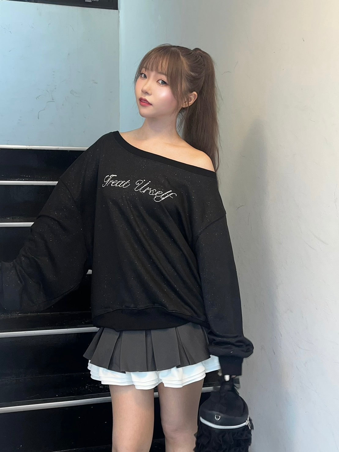 one shoulder pearl logo sweat
