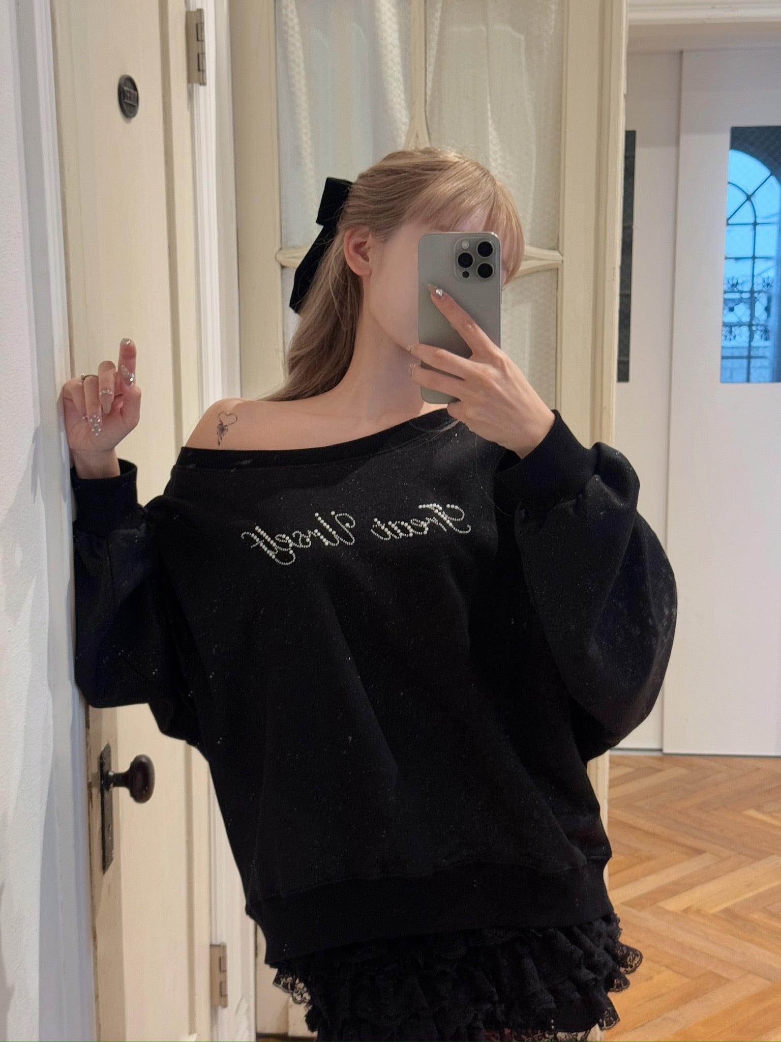 one shoulder pearl logo sweat