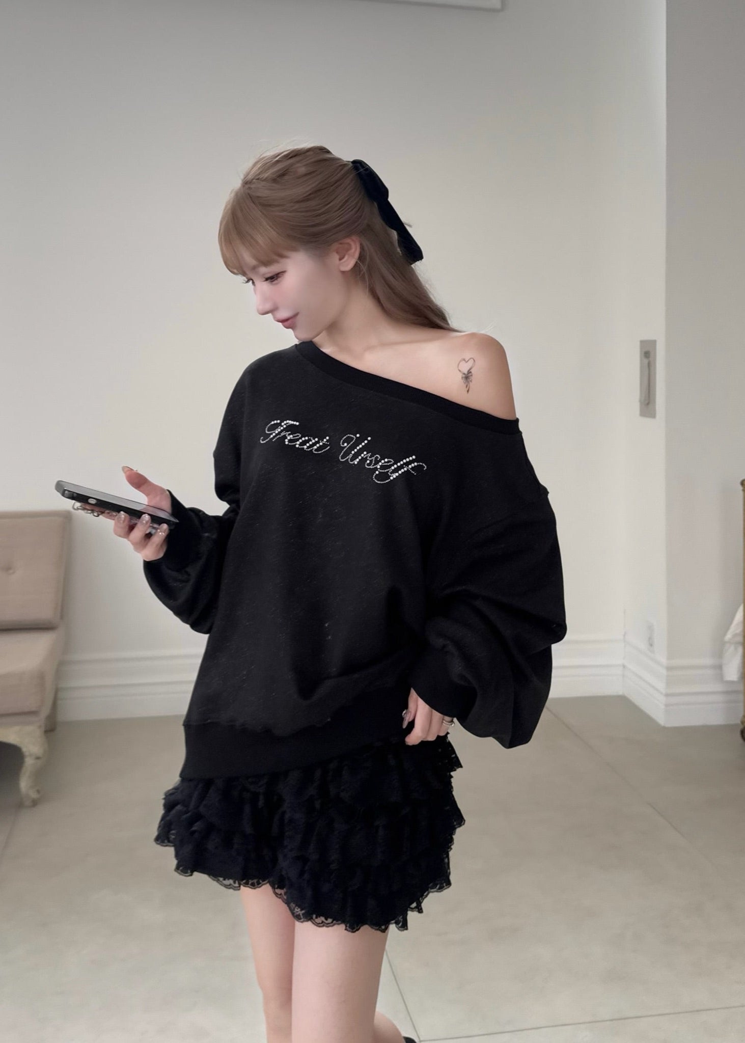 one shoulder pearl logo sweat